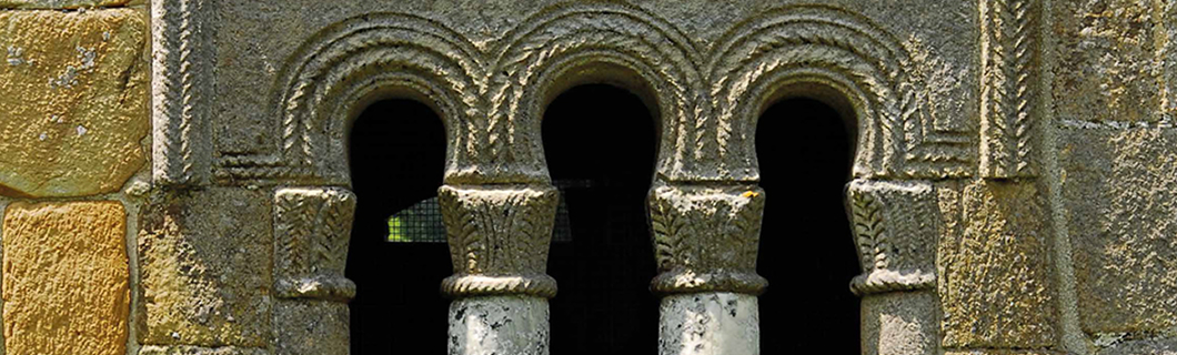 San Salvador de Valdedios (Villaviciosa). Ventana trífora. Consejería de Cultura, P. Llingüística y Turismo. Relieves (2016).