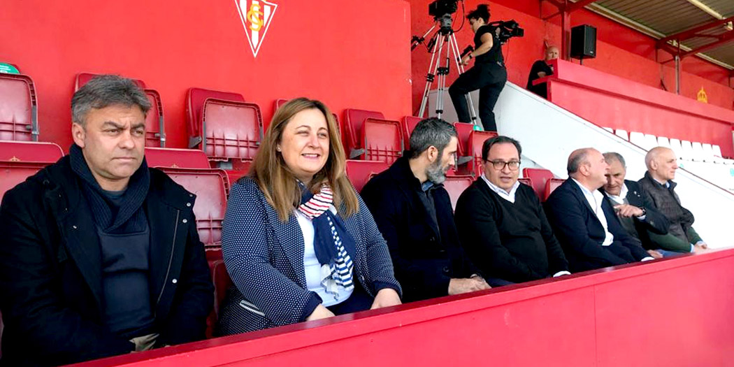 Foto del palco. De izquierda  el concejal de Deporte de Gijón, José Ramón Tuero; la consejera de Educación, Lydia Espina; el presidente de la Fundación LaLiga, Fernando Sanz; el presidente y el vicepresidente del Real Sporting de Gijón, Javier Fernández y Javier Martínez, respectivamente, y los exjugadores Joaquín Alonso y Juan Carlos Ablanedo.
