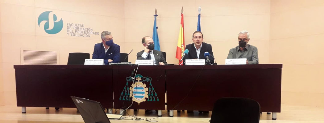 De izquierda a derecha, el decano de la Facultad de Formación del Profesorado, Celestino Rodríguez; el rector de la Universidad de Oviedo, Ignacio Villaverde; el director general de Personal Docente, Miguel Sariego, y el profesor Antonio Méndez